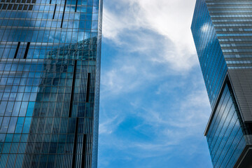 高層ビルと空の雲、東京の都市風景。