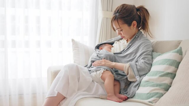 授乳ケープを使って授乳する女性