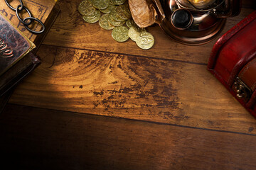 冒険者の古い木の机の上のコインとランタンと宝箱