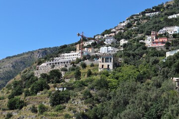 Obraz premium Furore - Scorcio del borgo dalla strada costiera