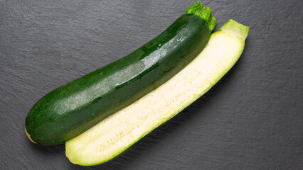 ウリ科、カボチャ属、ズッキーニを二等分に切った断面