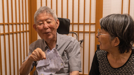 和食屋で外食する高齢者夫婦 笑顔で話す夫