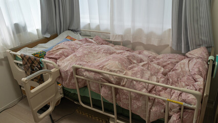 高齢者の介護用ベッド