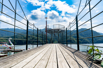 夏の神奈川県のさがみ湖のボート乗り場の風景