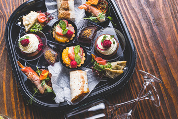 Finger food w knajpie, wsp&oacute;łdzielenie jedzenia oraz kieliszk&oacute;w