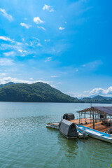 Obraz premium 夏の神奈川県のさがみ湖のボート乗り場の風景