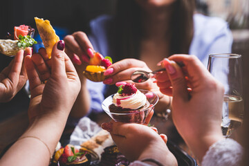 Finger food w knajpie, wsp&oacute;łdzielenie jedzenia oraz kieliszk&oacute;w