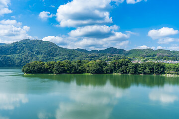 巨大なダム湖があり、神奈川県相模湖公園の風景