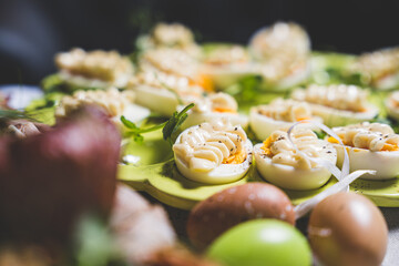 Jaja w majonezie na wielkanocnym stole © voro