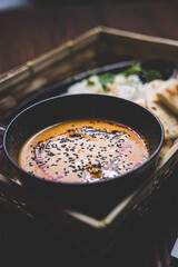 Zupa z dyni z ryżem, chlebkiem naan, i czarnym sezamem