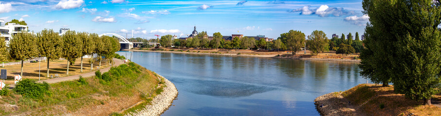 Panoramabild von Ludwigshafen mit Blick auf den Rhein. Am rechten Bildrand befindet sich die...
