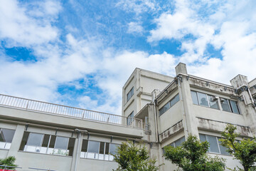 学校の校舎と爽やかな夏の青空