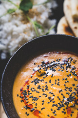 Zupa z dyni z ryżem, chlebkiem naan, i czarnym sezamem