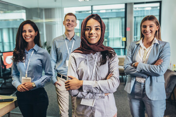 Group of modern multicultural young business women and business man in casual wear in the creative office. - obrazy, fototapety, plakaty