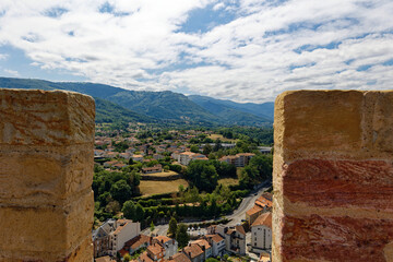 Fototapeta na wymiar Vue sur la ville de Foix dans le Sud ouest de la France depuis les hauteurs du célèbre Chateau fort du XIIᵉ siècle, dont l'origine semble remonter au Xᵉ siècle