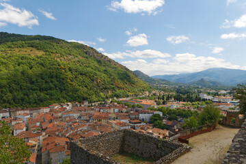 Fototapeta na wymiar Vue sur la ville de Foix dans le Sud ouest de la France depuis les hauteurs du célèbre Chateau fort du XIIᵉ siècle, dont l'origine semble remonter au Xᵉ siècle