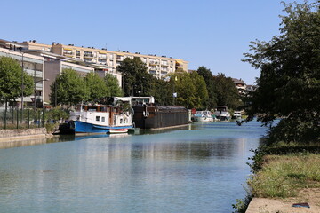 Le canal de la Marne à l'Aisne, ou canal de l'Aisne à la Marne, avec des bâteaux amarrés le long, ville de Reims, département de la Marne, France