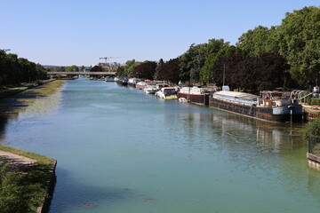 Le canal de la Marne à l'Aisne, ou canal de l'Aisne à la Marne, avec des bâteaux amarrés le long, ville de Reims, département de la Marne, France