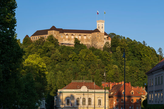 Slovenia, Ljubljana, Ljubljana Castle overlooking Slovenian Philharmonic Buildingbelow