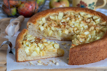 Apfelkuchen mit Quark-Öl-Teig und Zimtzucker auf Holzbrett