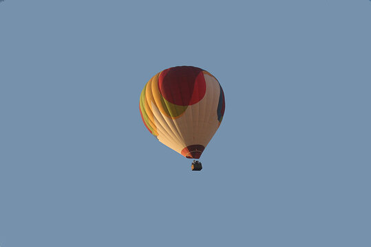 Montgolfi&egrave;re isol&eacute;e sur fond de ciel bleu