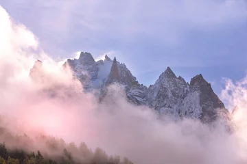Papier peint photo autocollant rond Mont Blanc Fantastique fond de paysage de montagnes enneigées en soirée. Ciel couvert de nuages roses et bleus colorés. Alpes françaises, Chamonix Mont-Blanc, France