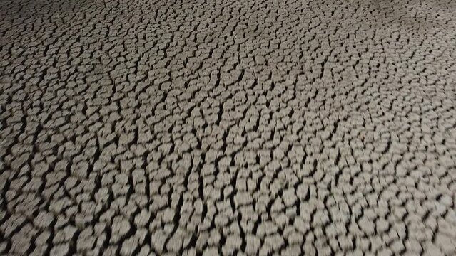 s&egrave;cheresse dans un &eacute;tang montrant les fissure de la terre