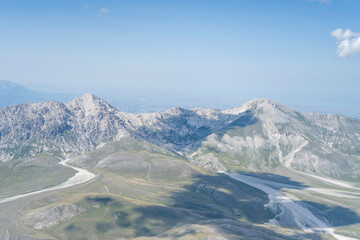 Obraz premium Prena and Camicia peaks at Campo Imperatore upland, aerial, Italy