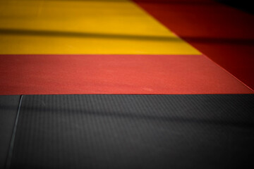 Tatamis de différentes couleurs dans un dojo de judo