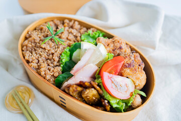 手作りのおいしい曲げわっぱのお弁当【鶏そぼろ・唐揚げ】