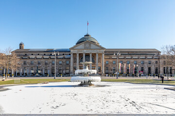 Naklejka premium fountain in front of the wiesbadener casino in ice