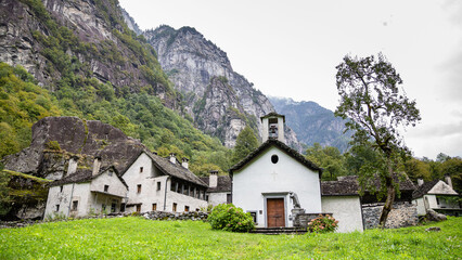 Fototapeta na wymiar Mystisches Bergdorf in den Alpen