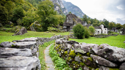 Mystisches Bergdorf in den Alpen