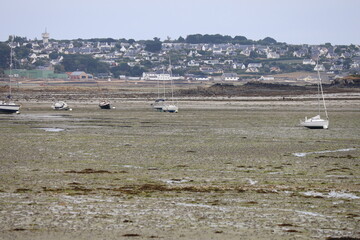 Le littoral à marée basse, avec des bateaux en cale sèche, village de Roscoff, département du...