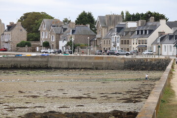 Le littoral à marée basse, avec des bateaux en cale sèche, village de Roscoff, département du Finistère, Bretagne, France