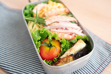 メスティンで冷やした夏野菜たっぷりの冷やし中華のお弁当