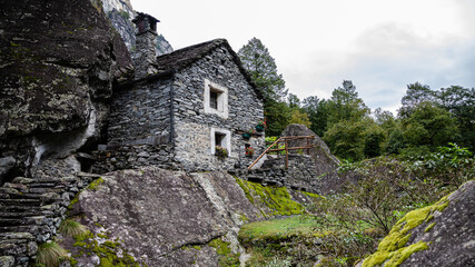 Mystisches Bergdorf in den Alpen