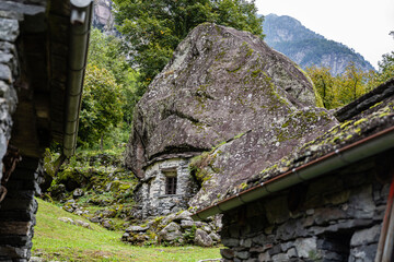 Mystisches Bergdorf in den Alpen