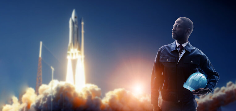 宇宙ロケット発射を眺める外国人エンジニア