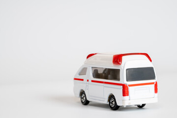 ミニカーの救急車 © Haru Works