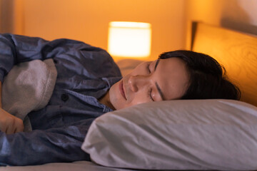 ベッドで就寝する日本人男性