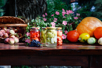 Kompot - przetwory z owoców - zaprawy z jabłek - słoiki z brzoskwiniami - zdjęcie aranżacyjne przetwory owocowe