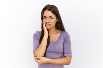 Obraz premium Young brunette woman standing by isolated background thinking looking tired and bored with depression problems with crossed arms.