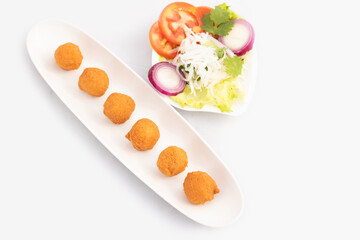 Indian Delhi Street Chaat Food Ram Laddu Pakode Or Raam Ladoo Pakore Is Made Of Moong Dal, Yellow Mung Lentils, Chana Daal. Served With White Radish Mooli, Nimbu, Tamatar, Imli Sauce, Green Chutney