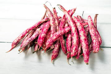 Manciata di fagioli borlotti freschi con buccia, cibo vegetariano italiano 