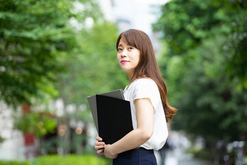 Obraz premium 屋外のビジネスウーマン