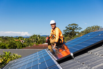 Solar panel technician with drill installing solar panels © Zstock