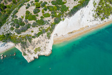 Vista aerea della spiaggia di vignanotica, gargano con drone