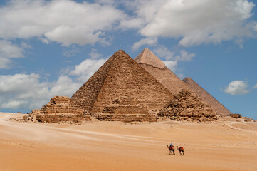Fototapeta na wymiar Panoramic view of the pyramids of Micerino, Kefren and Cheops.
