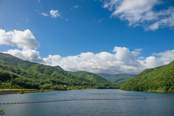 夏の青空のもとオタルナイ湖の静けさ